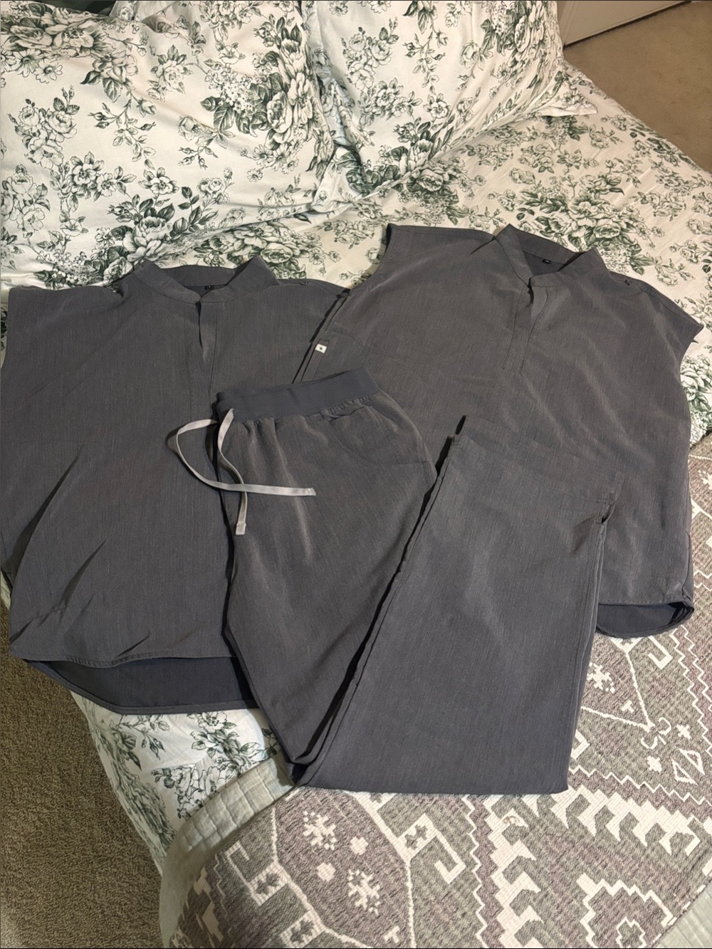 Amazon Women's Charcoal Grey scrub set with L and XL top and XL bottoms